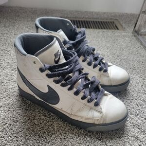 NIKE HIGHTOP SNEAKERS